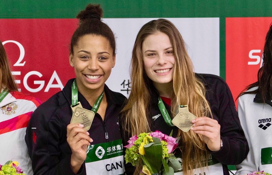 Jennifer Abel et Mélissa Citrini-Beaulieu montrent leur médaille d'or sur le podium