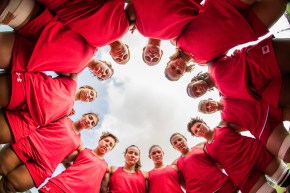 Les membres de l'équipe canadienne de rugby à 7 féminin en cercle pour une photo.