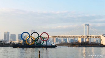 Panorama de la ville de Tokyo avec les anneaux olympiques en avant-plan