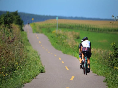 Deux cyclistes parcourent la Véloroute des bleuets.