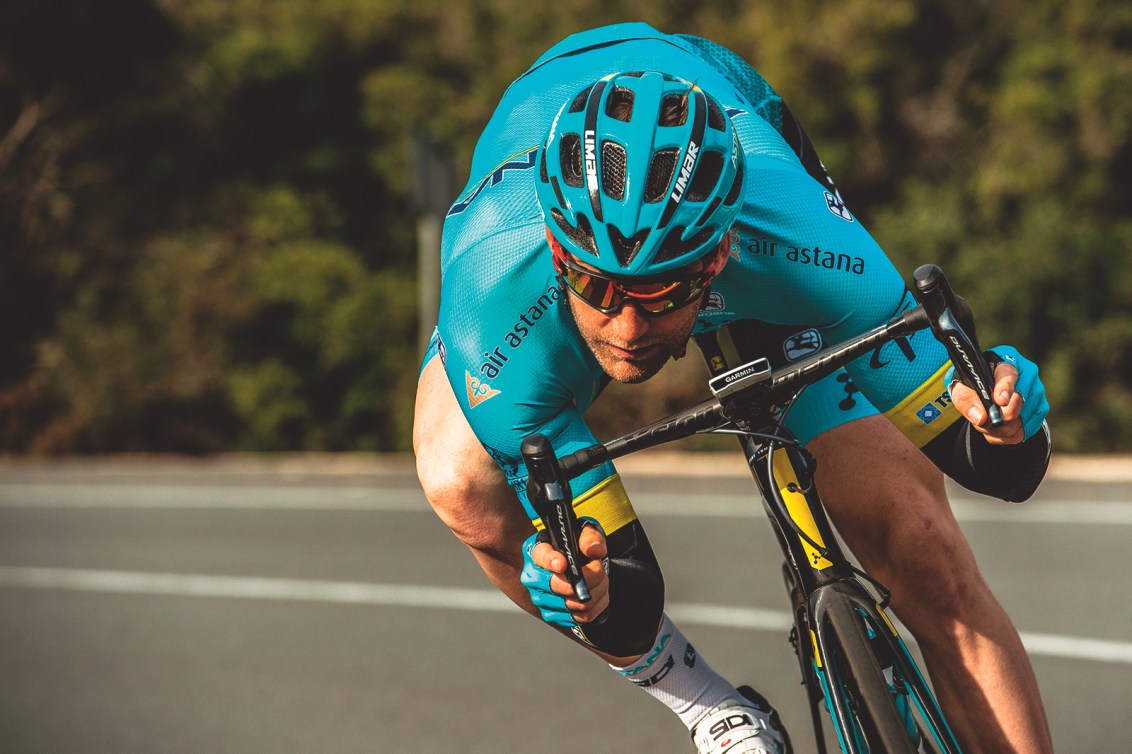 Un cycliste sur route prend une courbe sur une autoroute