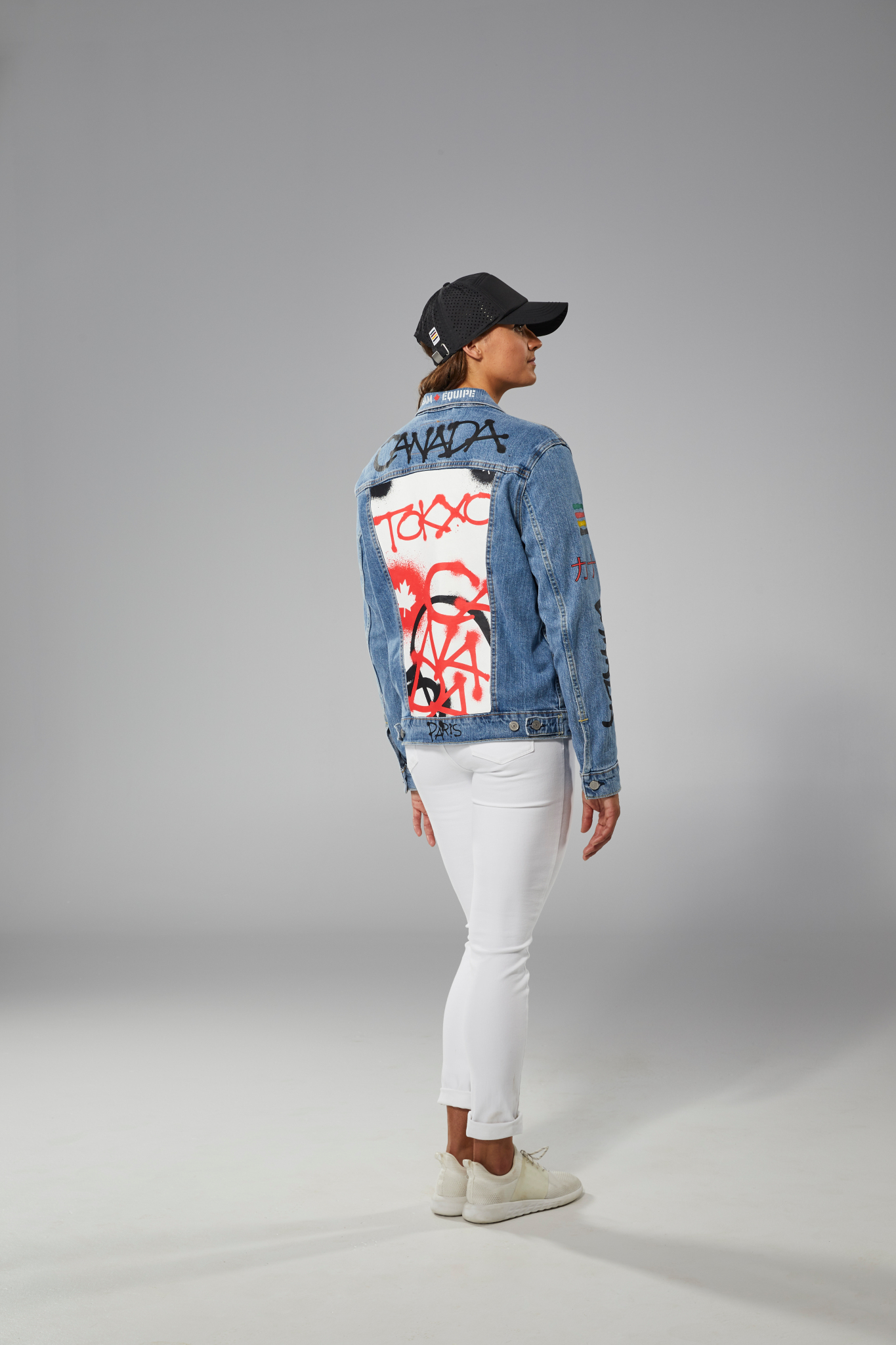 Kylie Masse porte une veste de jean et une casquette Équipe Canada