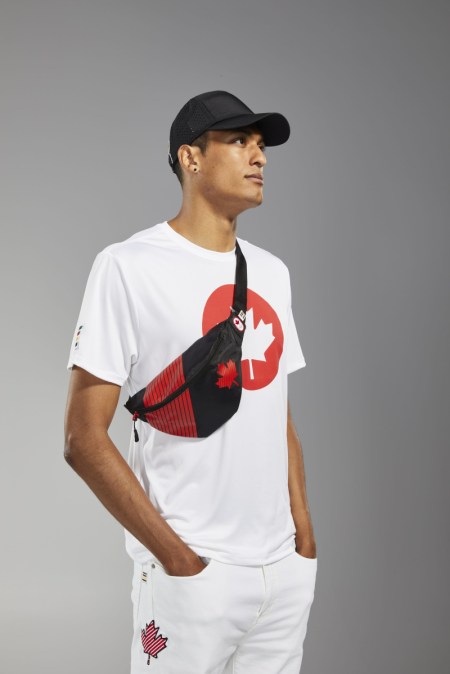 Pierce LePage porte un t-shirt, une casquette et un sac banane Équipe Canada