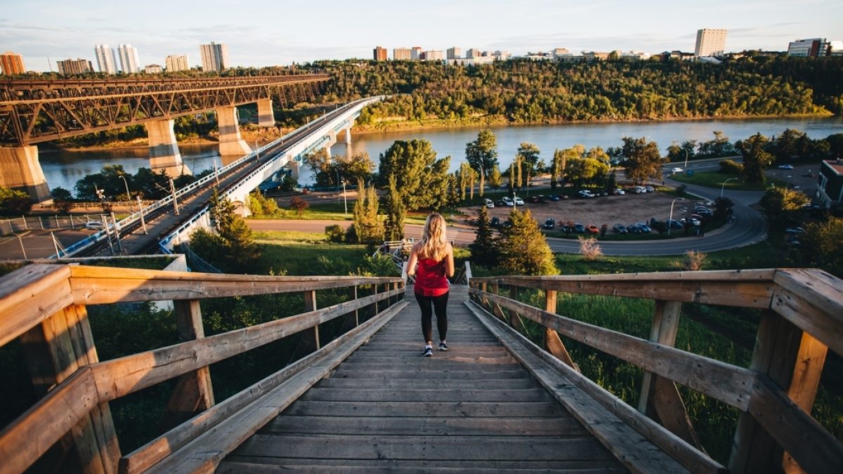 Un escalier donnant sur la rivière