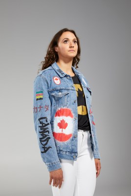 Kylie Masse porte une veste de jean Équipe Canada