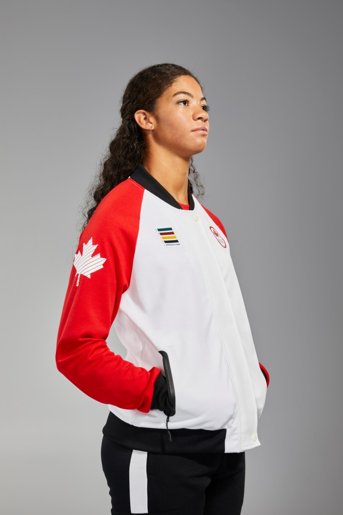 Sarah Douglas porte une veste Équipe Canada