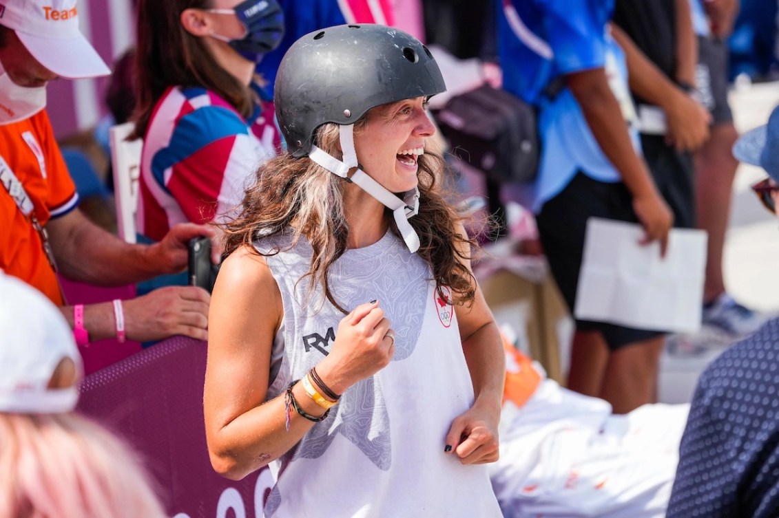 Annie Guglia avec son casque sourit de côté à la caméra. 