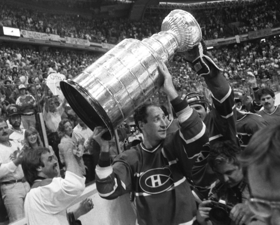 Bob Gainey porte la Coupe Stanley