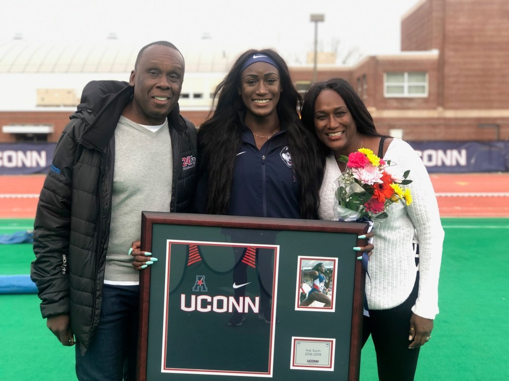 Katherine Surin pose avec ses deux parents