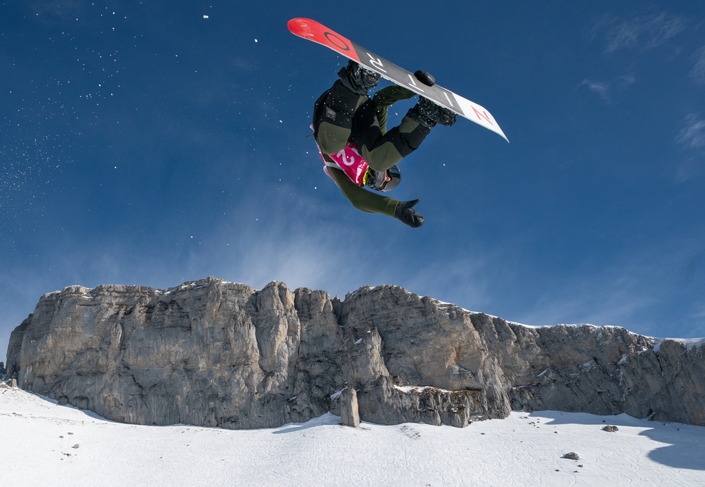 Liam Brearly lors d'un saut en snowboard