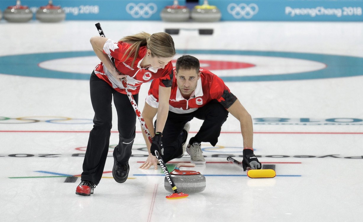 John Morris lance la pierre et Kaitlyn Lawes balaie.