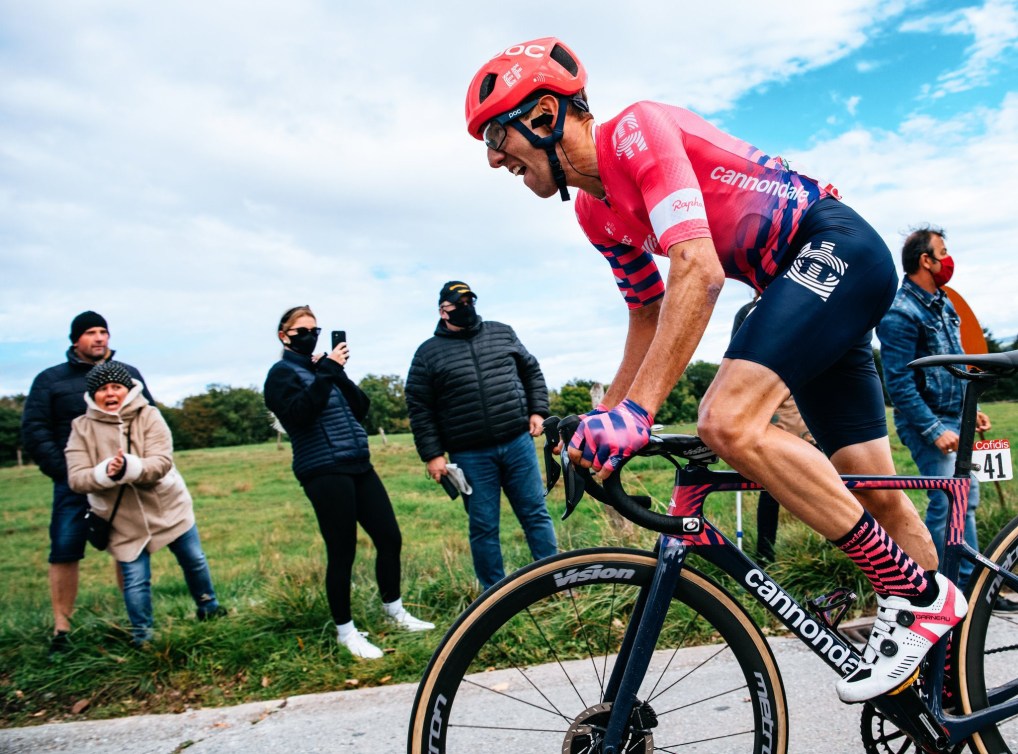 Mike Woods roule à vélo sur une route devant quelques partisans