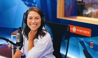 Roseline Filion, souriante, devant un micro dans un studio de radio.