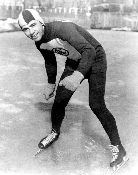 Le Canadien Frank Stack lors de l'épreuve de patinage de vitesse au Jeux olympiques de 1932 à Lake Placid. Stack a remporté la médaille de bronze au 10 000 m.
