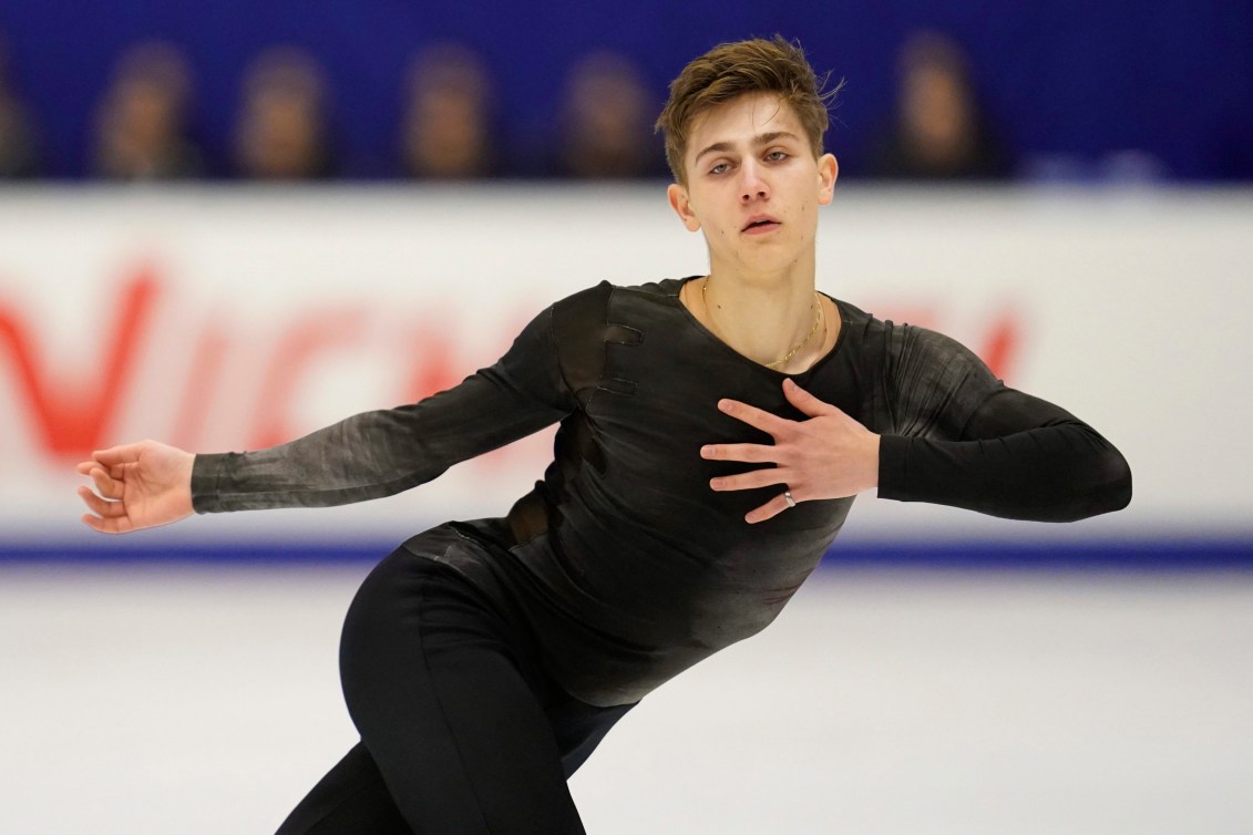 Un patineur sur la glace