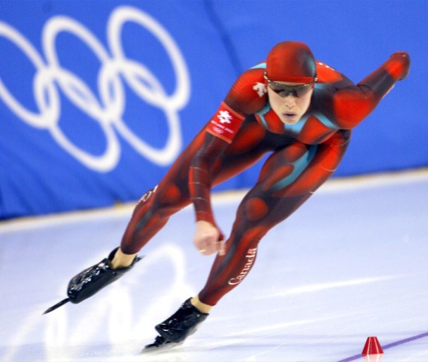 CATRIONA LE MAY DOAN Une patineuse fait des croisés dans la courbe d'un anneau olympique