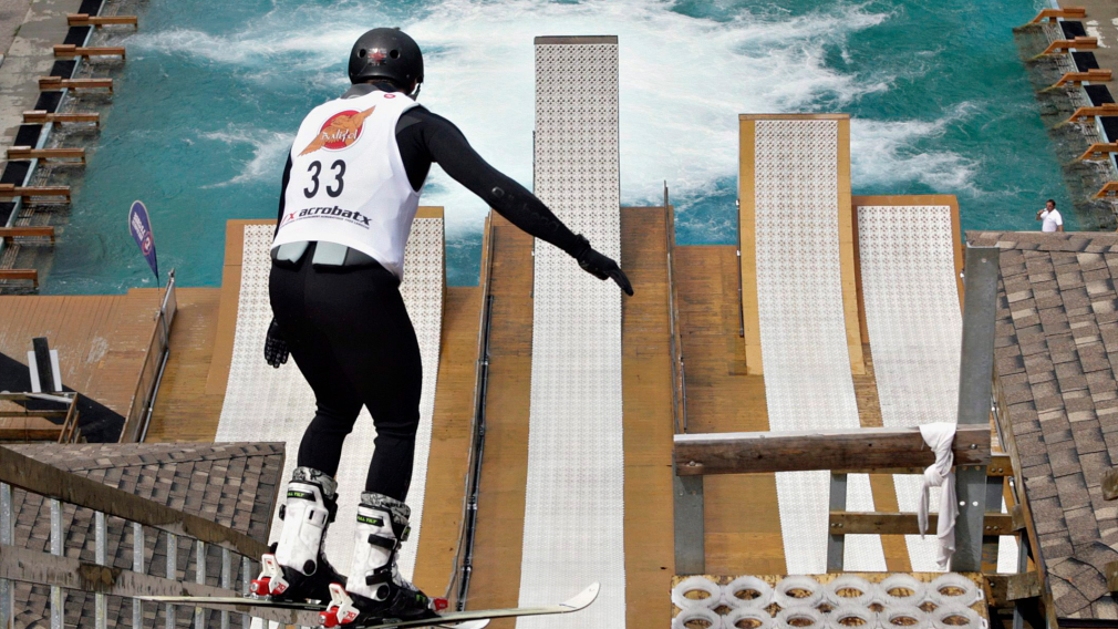 Sauter dans la saison : les skieurs acrobatiques à l’entraînement