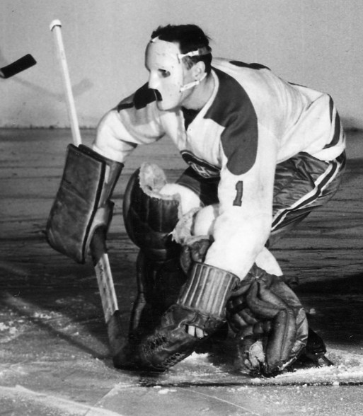 Jacques Plante en pleine action portant son masque de gardien de but en 1959 dans un match contre les Toronto Maple Leafs.