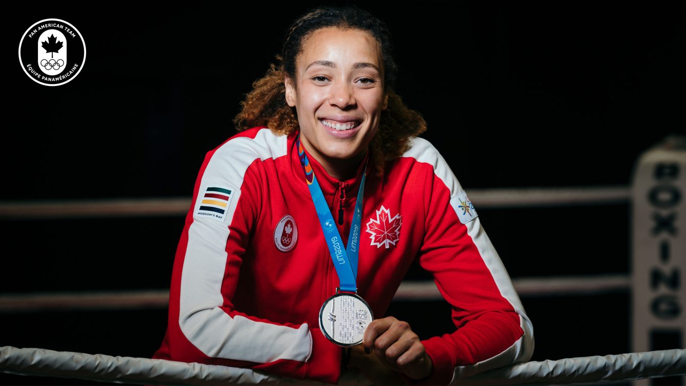 La boxeuse canadienne Tammara Thibeault porte sa nouvelle médaille d'argent de Lima 2019 à Montréal le mardi 3 novembre 2020.