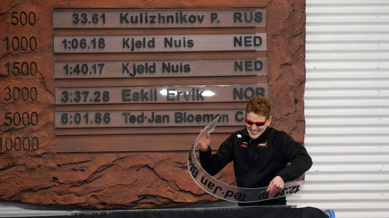Graeme Fish devant le mur où est affiché son record du monde. 