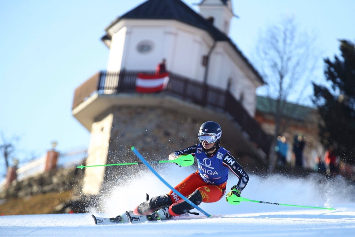 Une skieuse dévale la pente