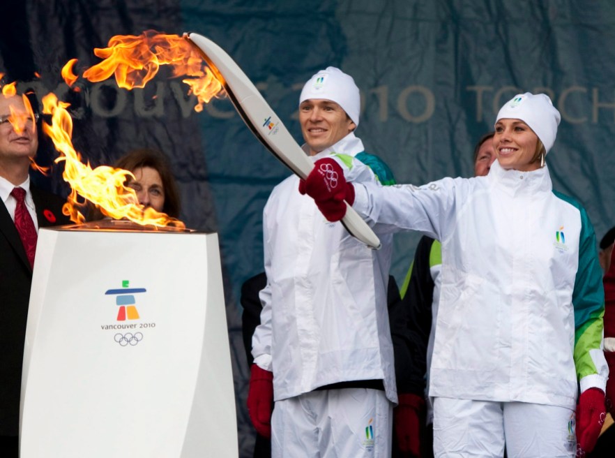 Catriona Le May Doan, Simon Whitfield Catriona Le May Doan, à droite, et Simon Whitfield allument le flambeau du chaudron communautaire de Victoria, en Colombie-Britannique, le vendredi 30 octobre 2009. La flamme olympique qui a voyagé depuis Olympie à Athènes va maintenant démarrer un voyage de 106 jours à travers le Canada. Le relais se terminera à Vancouver le 12 février 2010 pour marquer le début des Jeux olympiques d'hiver de 2010 à Vancouver. (Photo: LA PRESSE CANADIENNE / Sean Kilpatrick)
