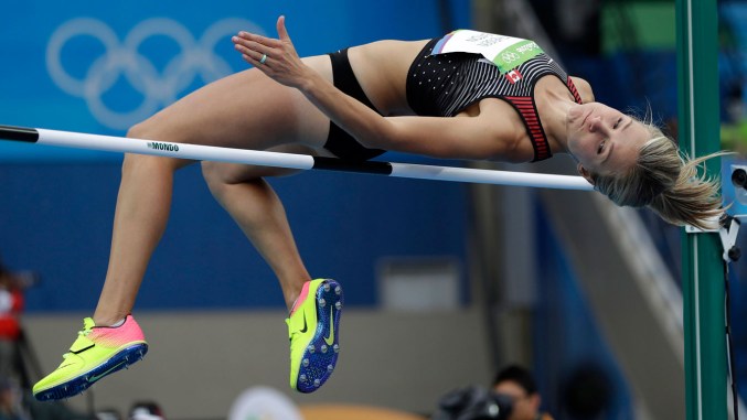 Une sauteuse en hauteur passe par dessus la barre aux Jeux olympiques de Rio 2016