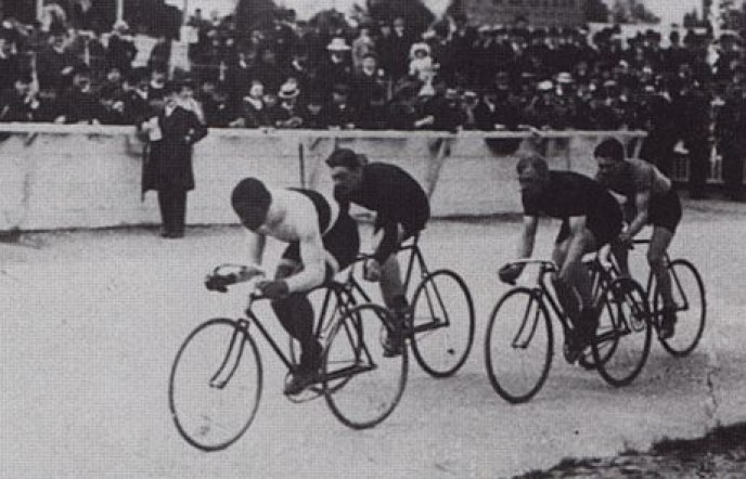 Des cyclistes lors d'une course à Paris en 1908