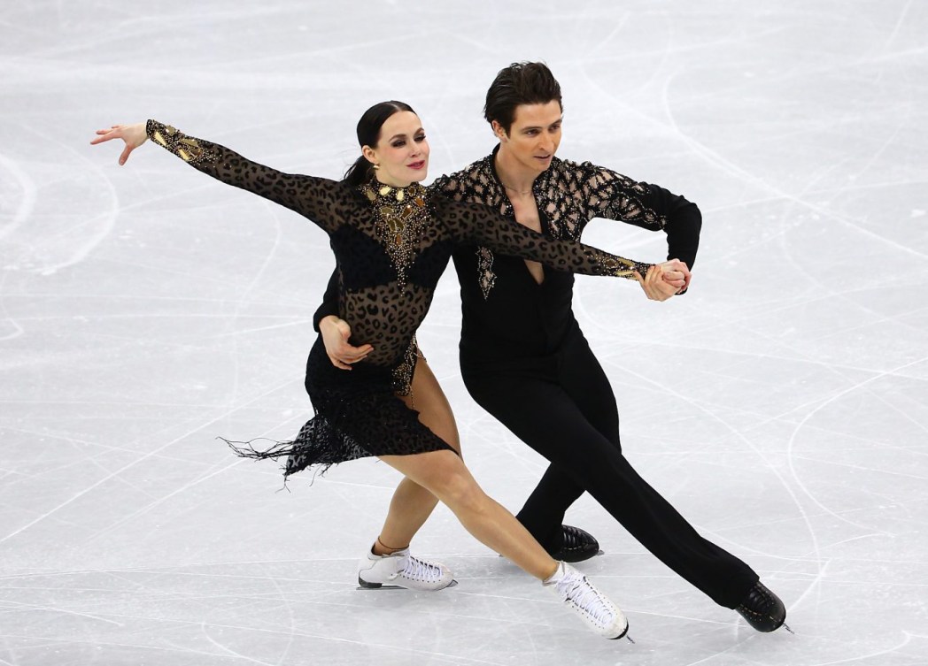 Deux patineurs de danse sur glace effectuent un virage S (anciennement appelé un choctaw)