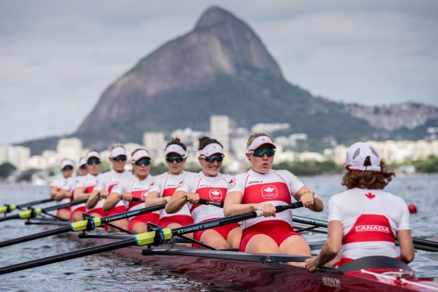 Huit rameuses dans une embarcation d'aviron à Rio de Janeiro