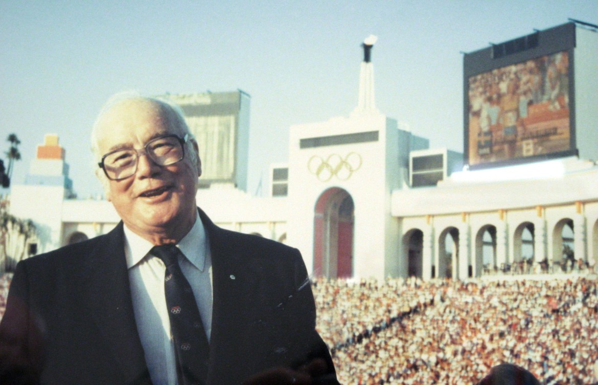 James Worral devant le Colisée de Los Angeles.