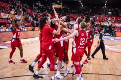 L'équipe féminine de basketball célèbre une victoire.