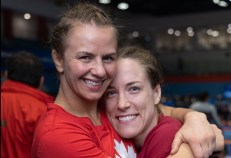 Erica Wiebe et Danielle Lappage font une accolade après s'être toutes les deux qualifiées pour TOkyo 2020 le 15 mars 2020 à Ottawa.