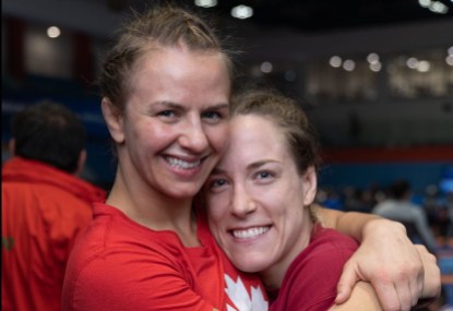 team-canada-erica-wiebe-danielle-lappage-e1584388873901 Erica Wiebe et Danielle Lappage font une accolade après s'être toutes les deux qualifiées pour TOkyo 2020 le 15 mars 2020 à Ottawa.
