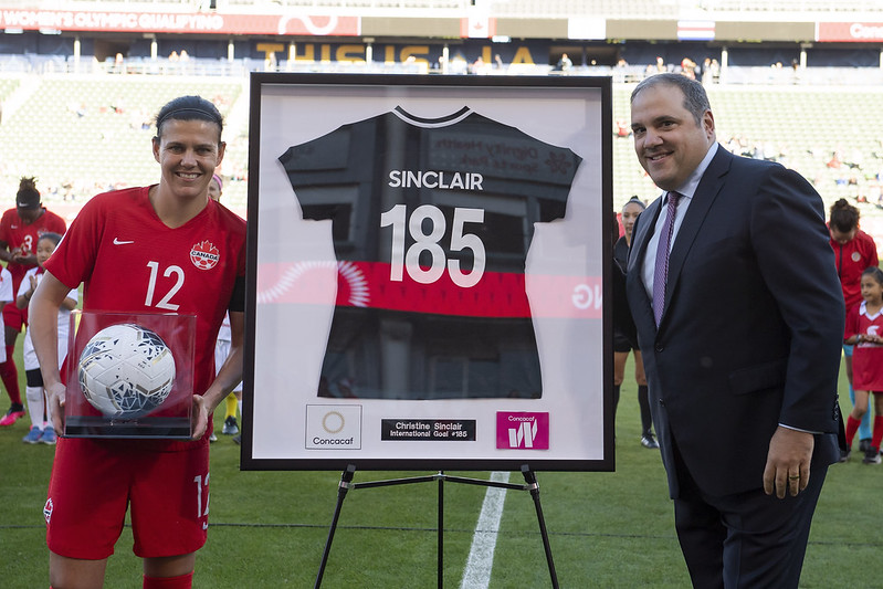 Christine Sinclair reçoit un maillot commémoratif de Victor Montagliani après être devenu la plus grande buteuse de l'histoire du soccer international. 