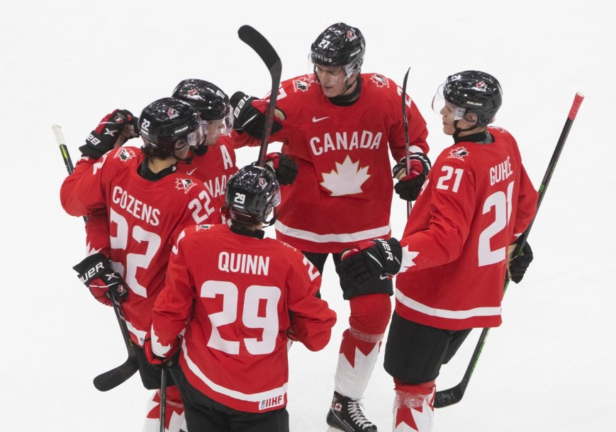 Les joueurs d'Équipe Canada célèbrent un but contre la Rébulique tchèque en quarts de final du Mondial Junior 2021 à Edmonton, en Alberta.