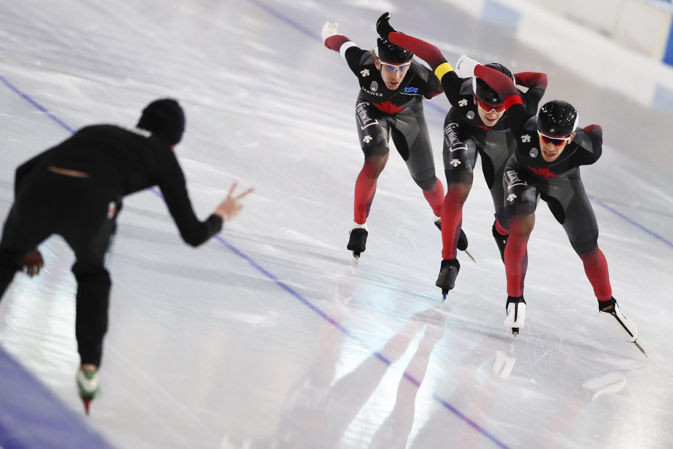Ted-Jan Bloemen, Jordan Belchos, et Connor Howe en action lors de la poursuite par équipe de la Coupe du monde de patinage de vitesse à Heerenveen, aux Pays-Bas Netherlands, vendredi le 22 janvier 2021