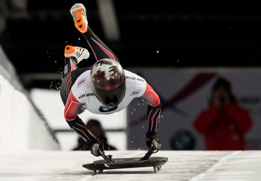 Elisabeth Maier en plein saut sur son traîneau aux Championnats du monde de Skeleton.