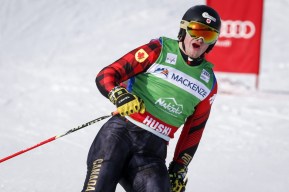 Reece Howden célèbre sa victoire après sa descente en Coupe du monde de ski cross.