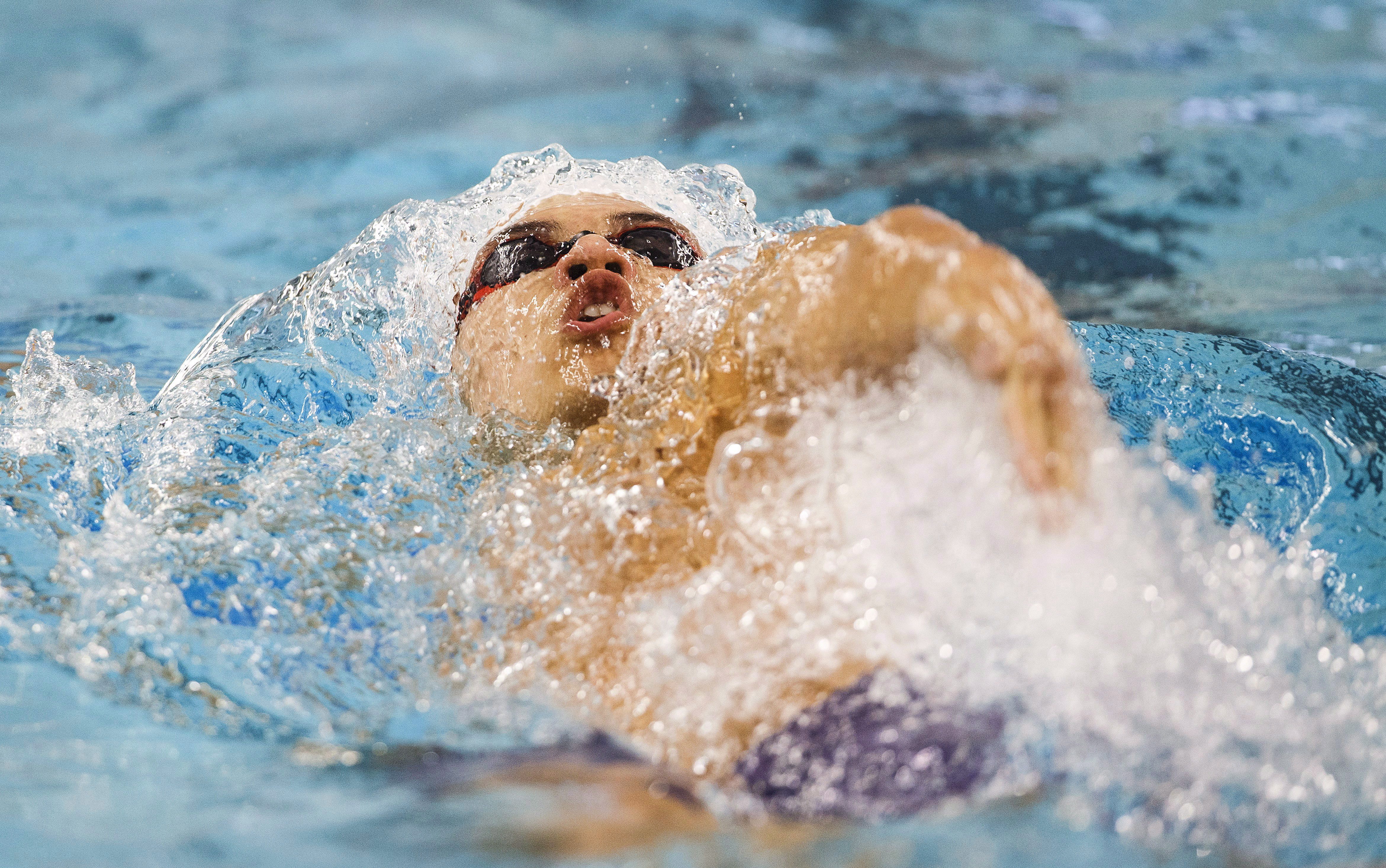 Un nageur nage le dos