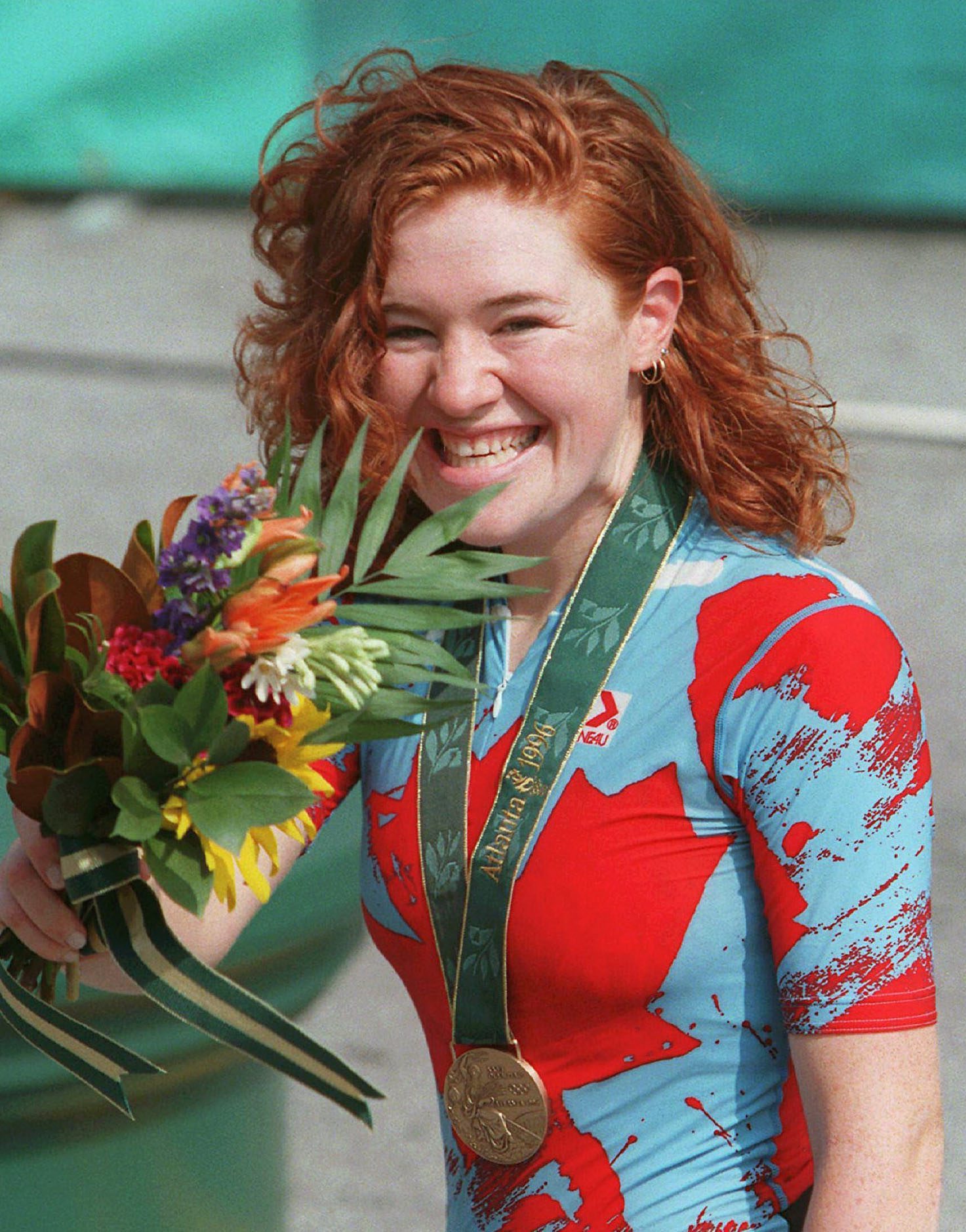 Une médaillée et ses fleurs