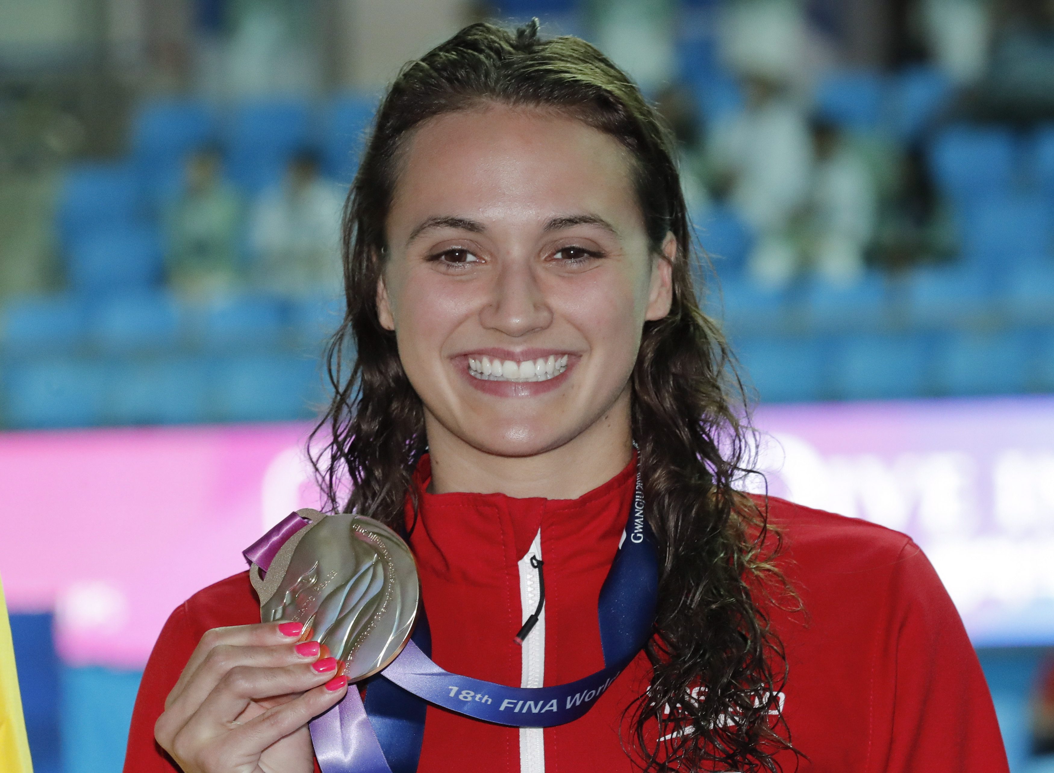 Une nageuse et sa médaille