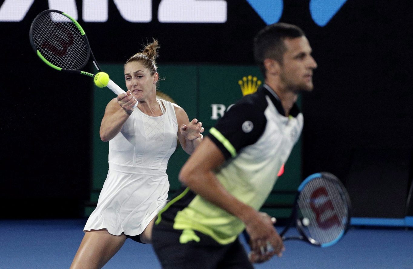 Gabriela Dabrowski et son coéquipier Mate Pavic jouent en double mixte aux Internationaux d'Australie à Melbourne