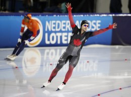 Laurent Dubreuil célèbre sa médaille d'or au 500 m des championnats du monde de patinage de vitesse sur longue piste à Heerenveen, aux Pays-Bas, le 12 février 2021.