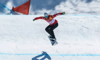 Un planchiste pendant l'épreuve de snowboard cross à PyeongChang 2018