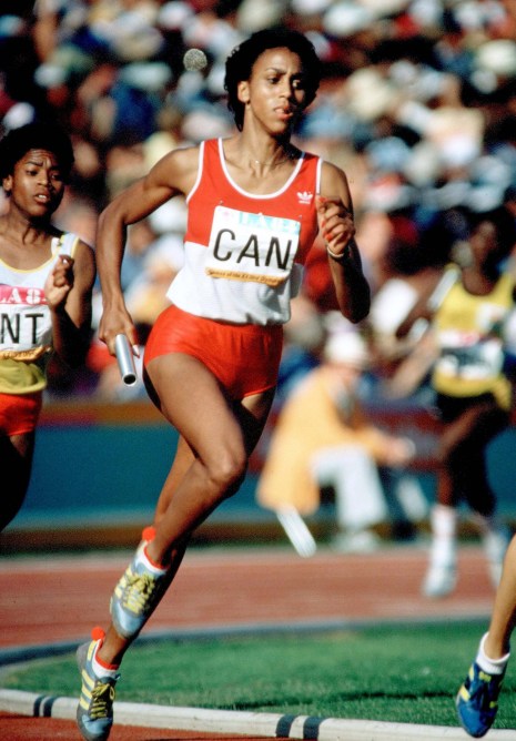 Charmaine Crooks du Canada en pleine course dans l'épreuve de relais aux Jeux olympiques de Los Angeles 1984