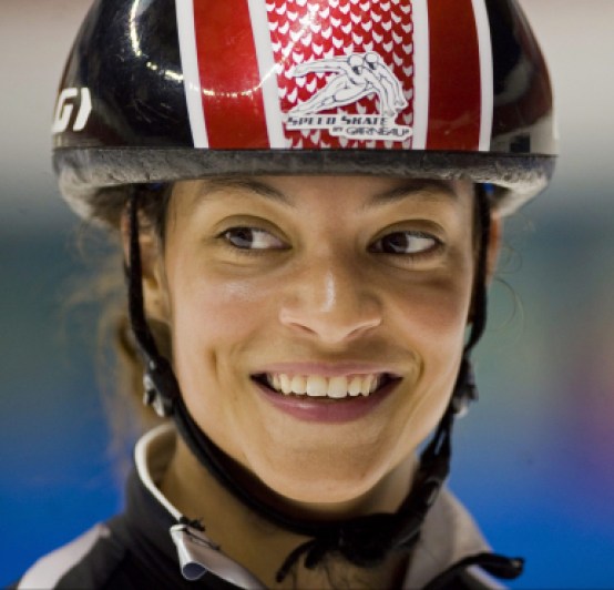 Kalyna Roberge avec un casque de patinage de vitesse