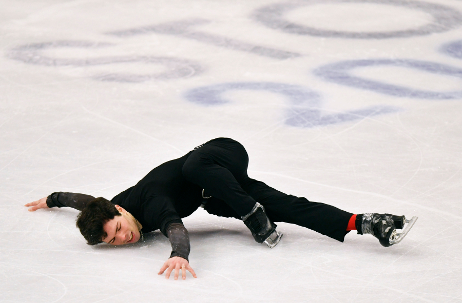 Keegan Messing du Canada durant sa performance au programme libre masculin dans le cadre des Championnats mondiaux de patinage artistique à Stockholm, en Suède, Samedi, 27 mars 2021, (AP Photo/Martin Meissner)