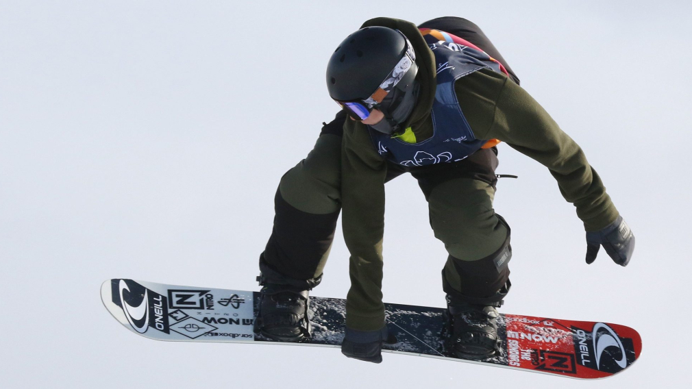 Liam Brearley décroche l’argent en snowboard slopestyle en Suisse