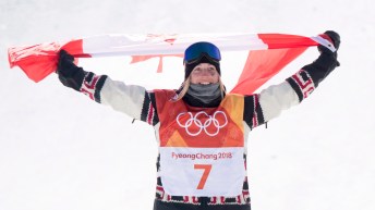 Une planchiste célèbre avec un drapeau canadien